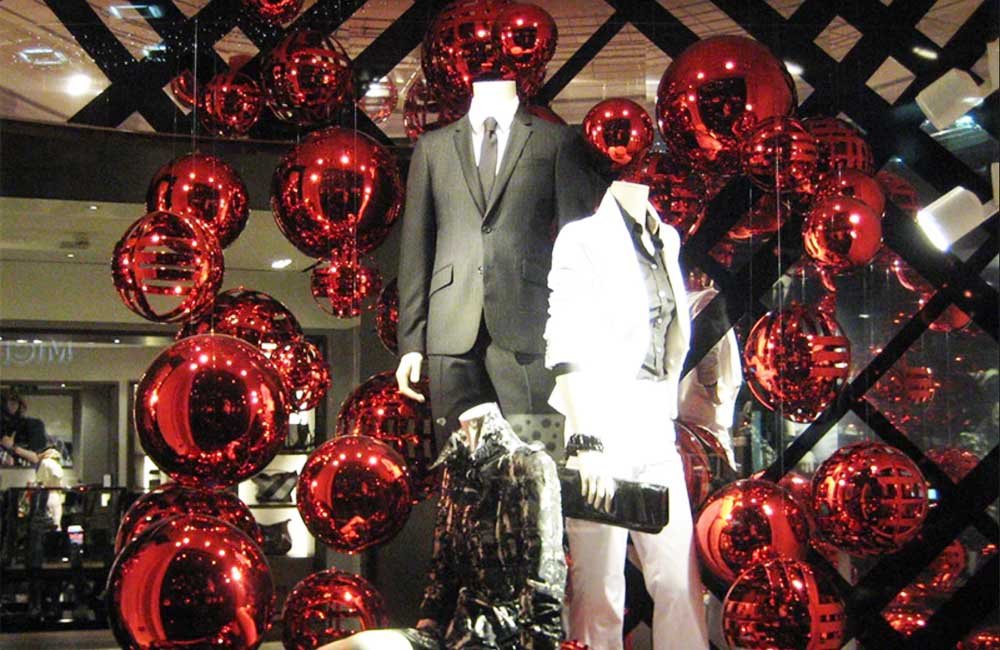 store Christmas display with Red stainless steel balls