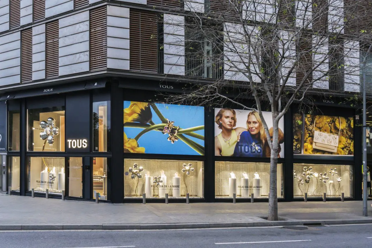 TOUS Jewelry Mother’s Day Window Display final
