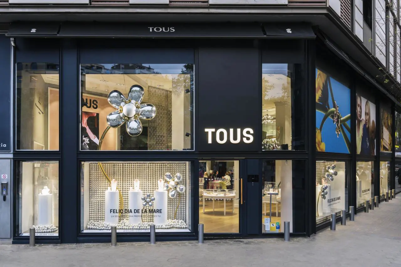 TOUS Jewelry Mother's Day Window Display