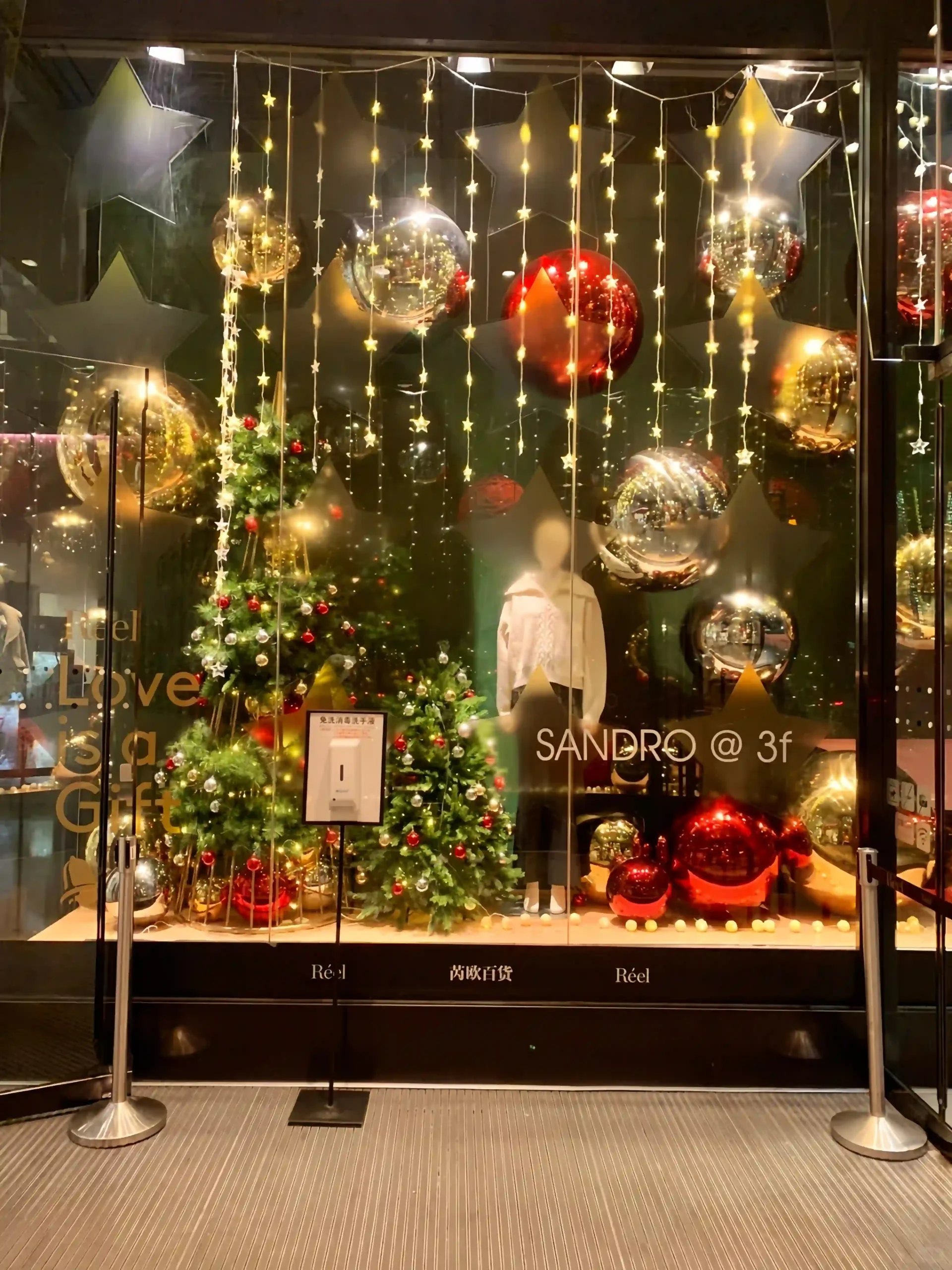 Interactive visual festive display for department store retail campaign