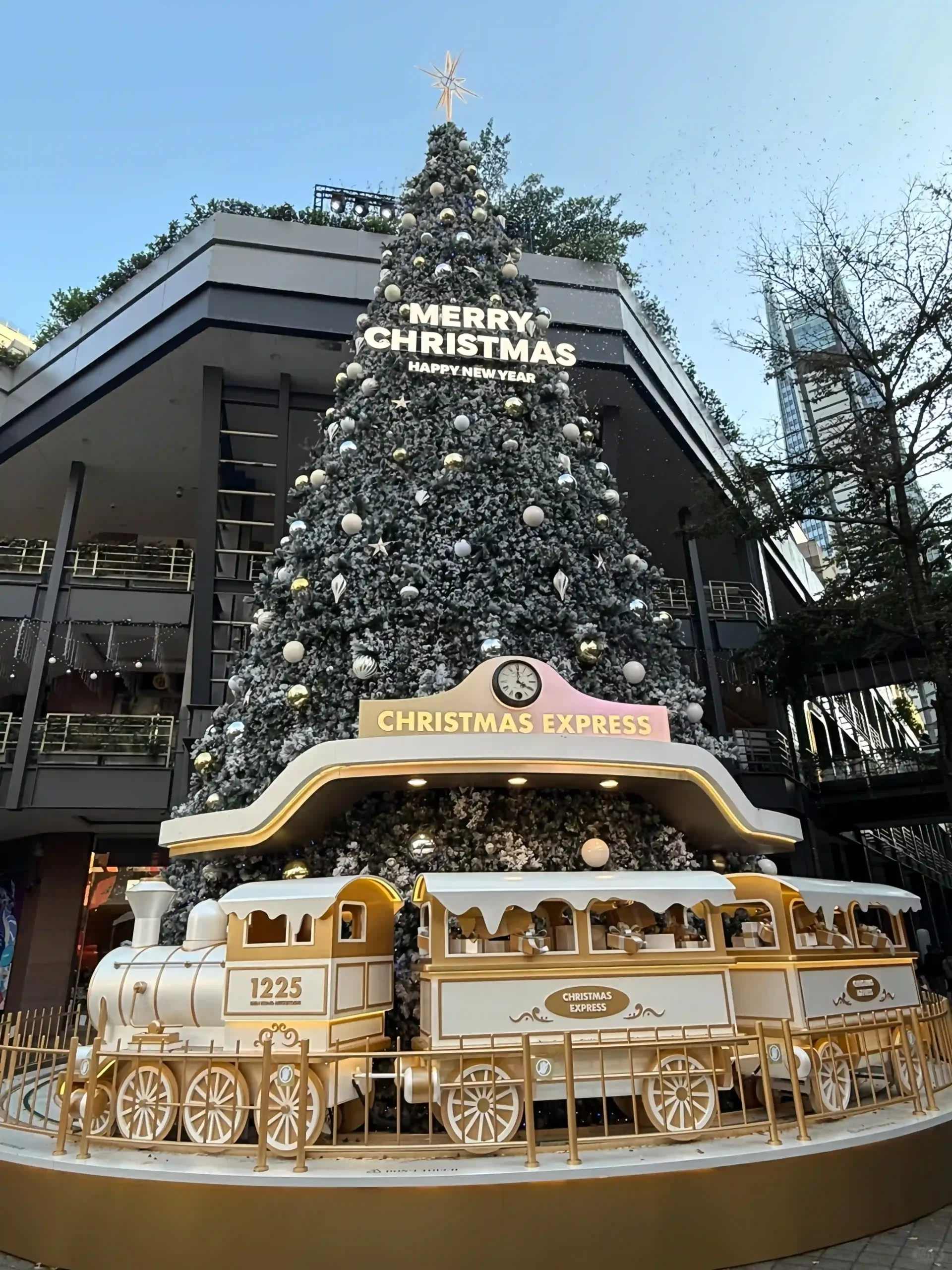 Artistic seasonal festive display for jewelry retail campaign