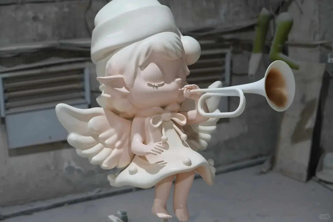 the production process of fiberglass sculptures of angels (1)