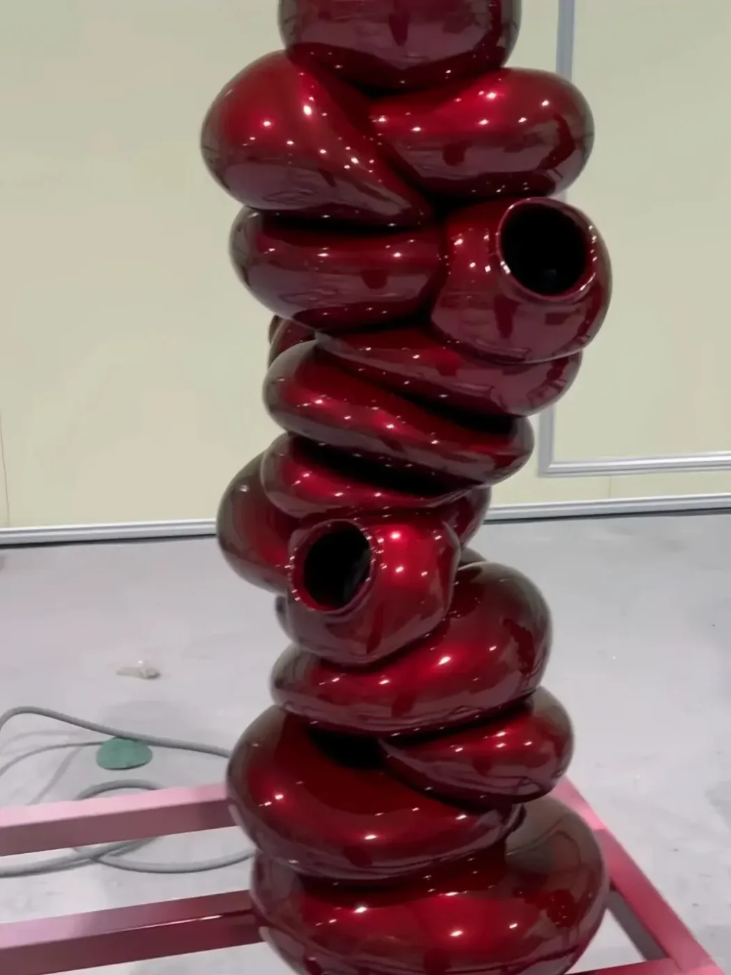 mirror finish red balloon sculpture retail display props detail 04.jpg
