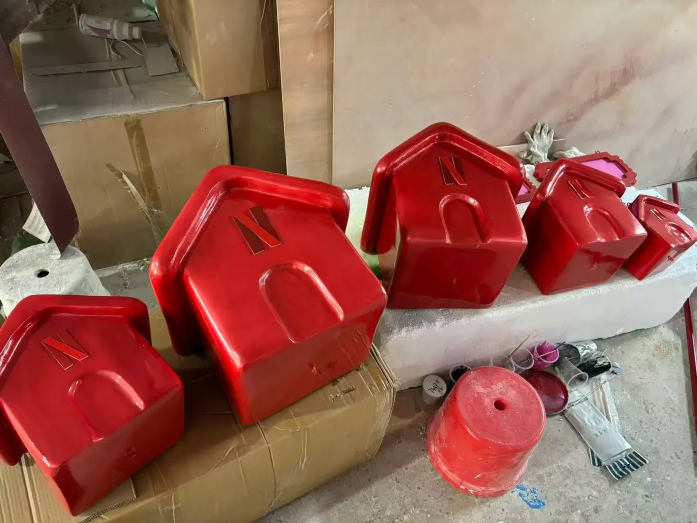 red glossy house props christmas display