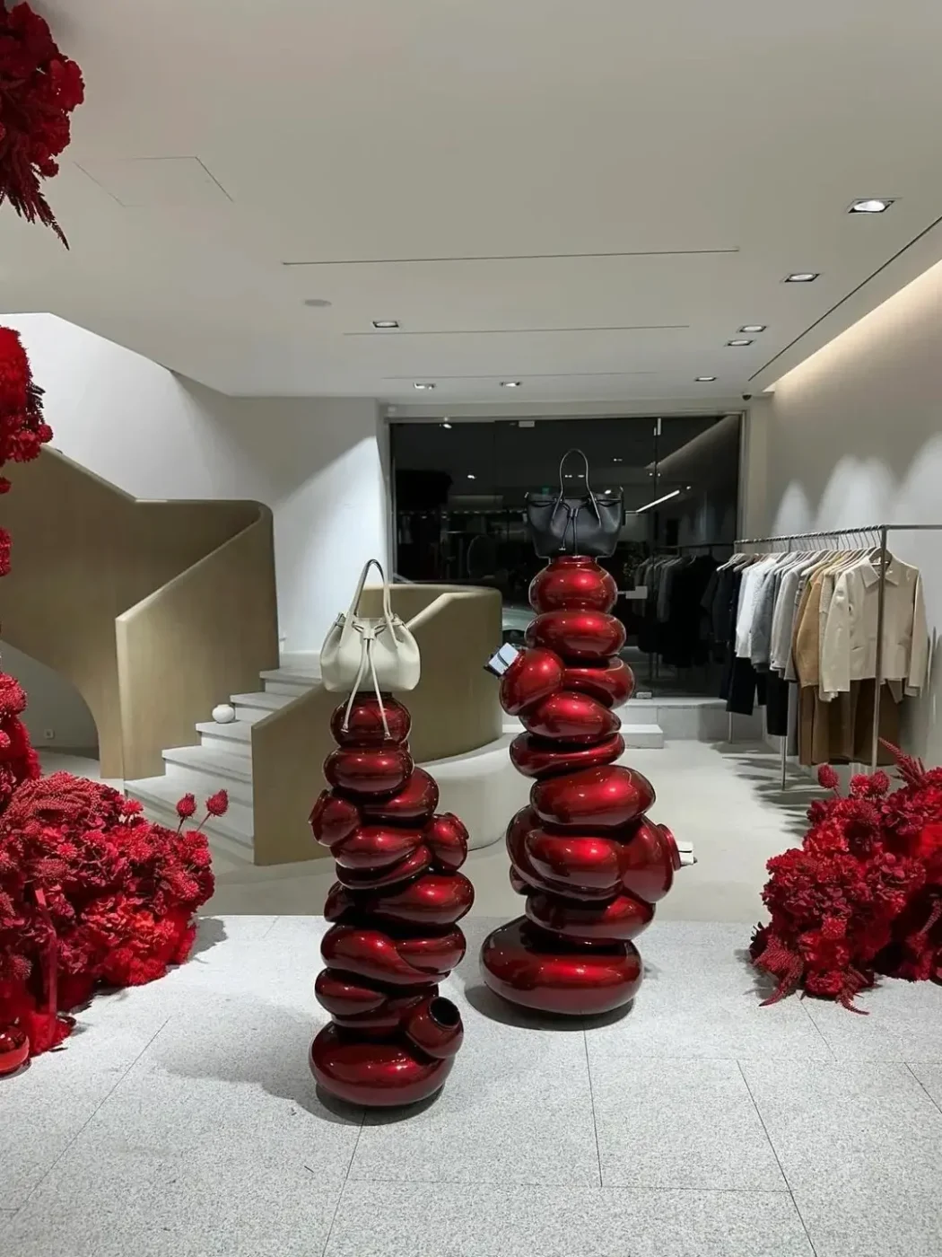 window display red balloon sculpture retail store visual merchandising 01.jpg