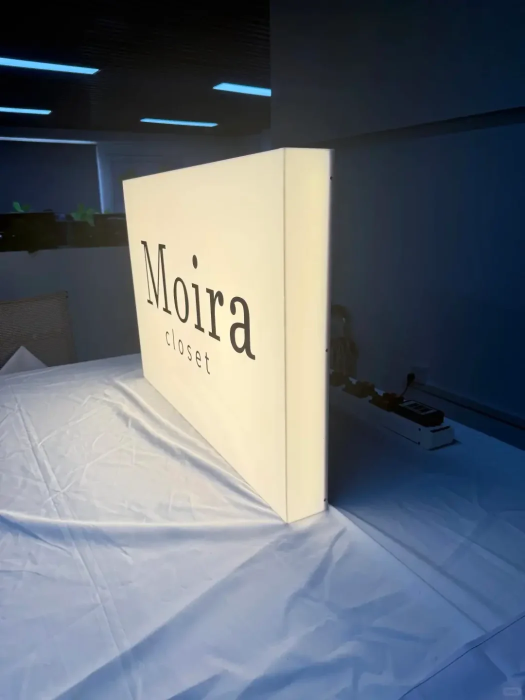 moira closet standing acrylic led lightbox