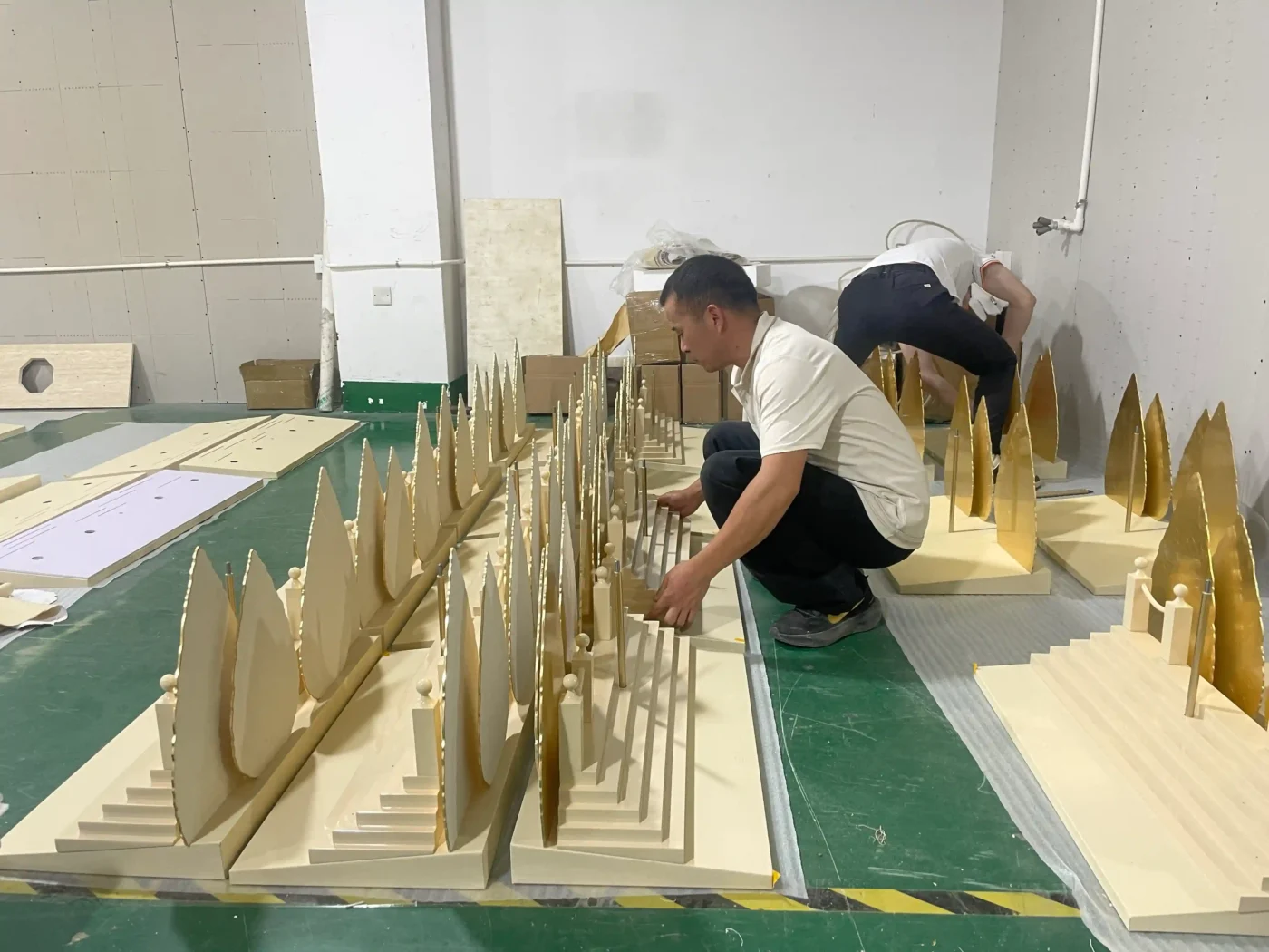 installers rehearsing assembly of a window display prototype (1)