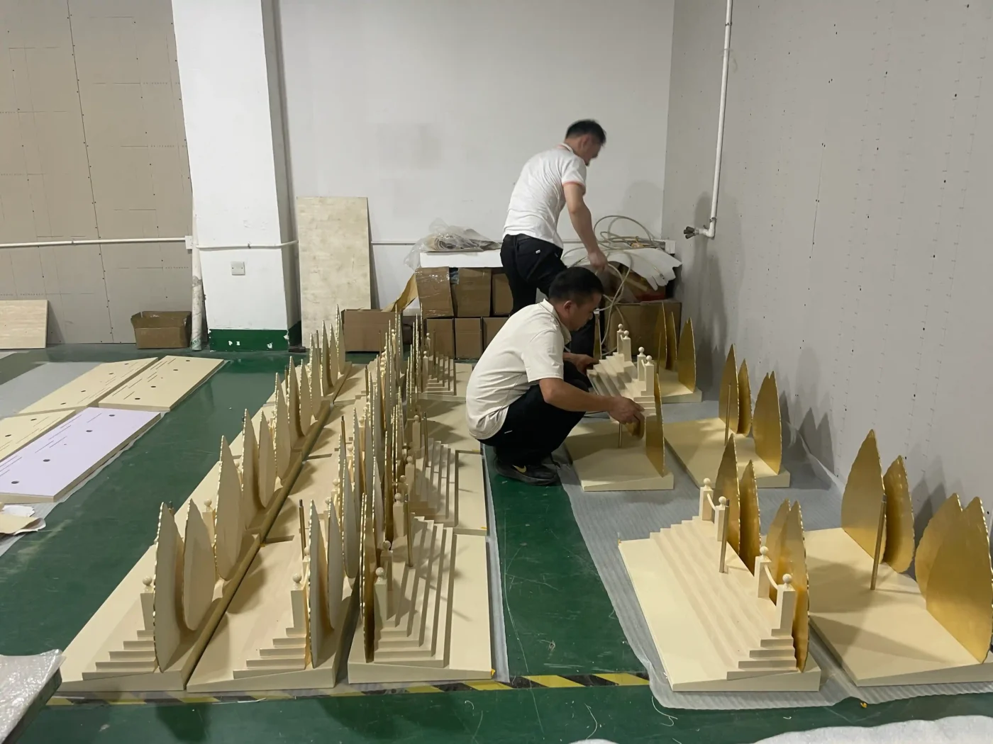 installers rehearsing assembly of a window display prototype (4)